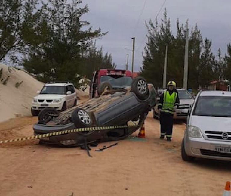 Capotamento em Jaguaruna deixa casal ferido