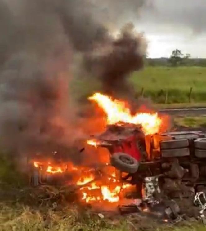 Carreta pega fogo após tombar na BR 101 em Criciúma