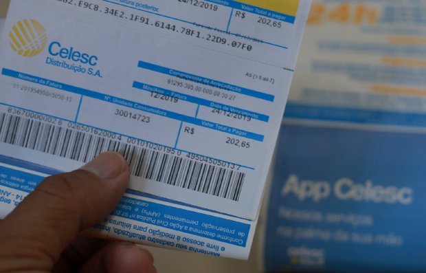 conta_de_luz_celesc #Pracegover Foto: na imagem há uma mão, que segura uma folha