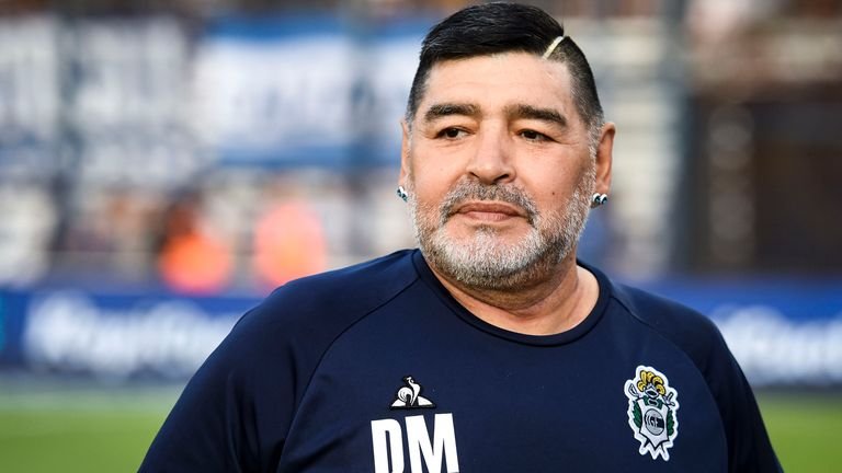 diego-maradona-morre-aos-60-anos #Pracegover Foto: na imagem há um homem com cabelos pretos e barba grisalha, com brincos nas orelhas e com camisa azul