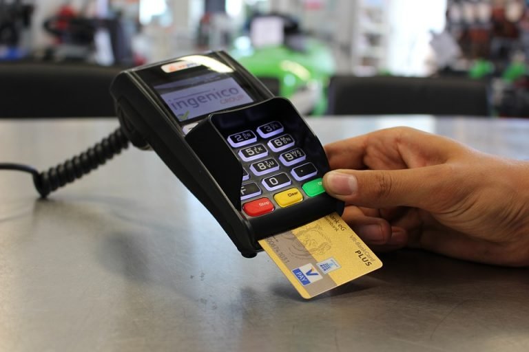 Estabelecimentos podem cobrar mais por pagamento feito com cartão? Estabelecimentos podem cobrar mais por pagamento feito com cartão?
