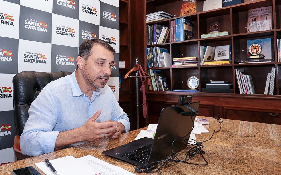 Governador Moisés exonera 27 servidores e nomeia outros 18 cargos