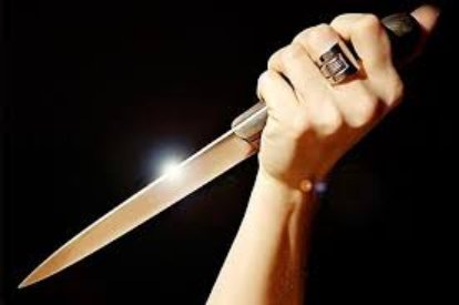 Homem é esfaqueado pela mulher em Laguna