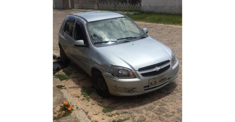 Imbituba: Motorista fura duas barreiras policiais e em uma delas joga o carro contra a PM Imbituba: Motorista fura duas barreiras policiais e em uma delas joga o carro contra a PM