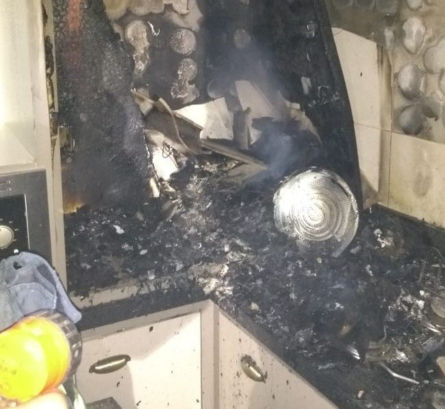 incendio-atinge-casa-em-capivari-de-baixo #Pracegover Foto: na imagem parte de uma cozinha incendiada