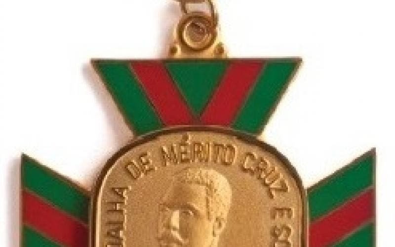 Medalha Cruz e Sousa ao mérito #Pracegover Foto: na imagem há uma medalha