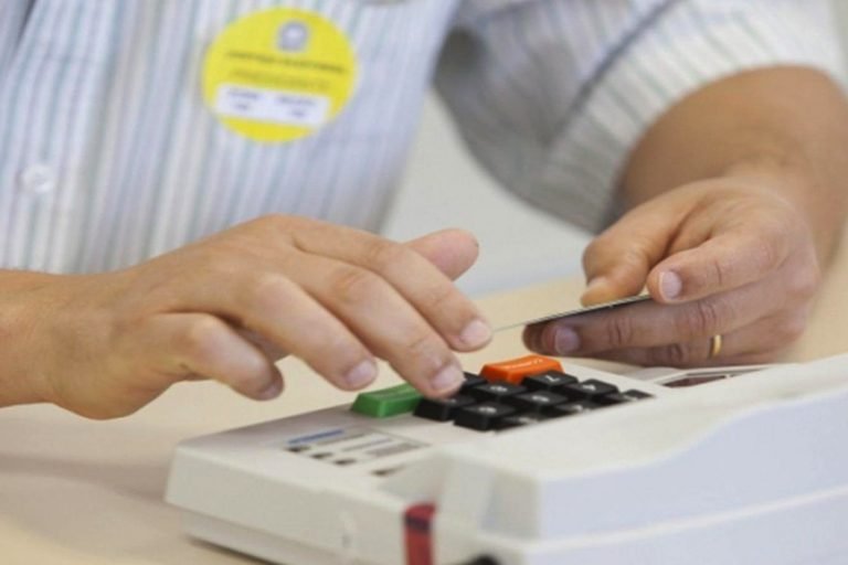 Mesários que atuaram no 1º turno já podem obter declaração de dias trabalhados