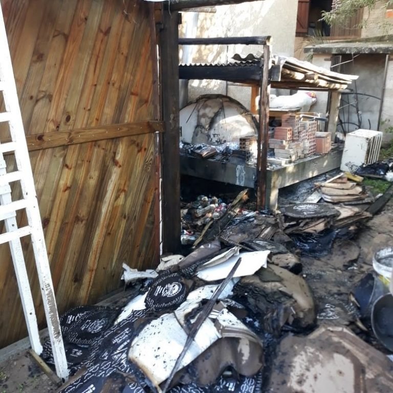 Moradores combatem incêndio em pizzaria na Praia do Rosa