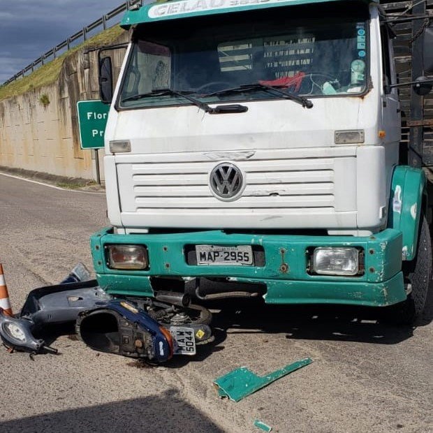 Motociclista fica ferido em colisão com caminhão em Laguna