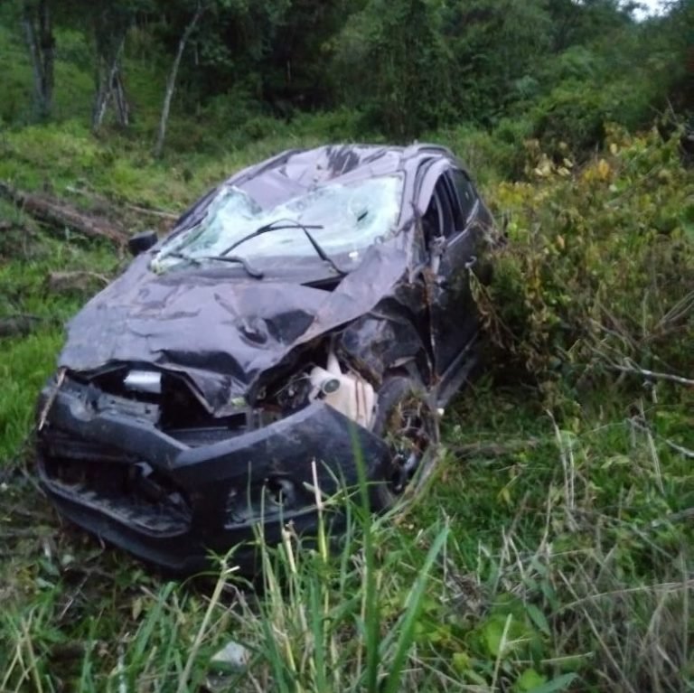 Motorista fica ferido em capotamento em Orleans