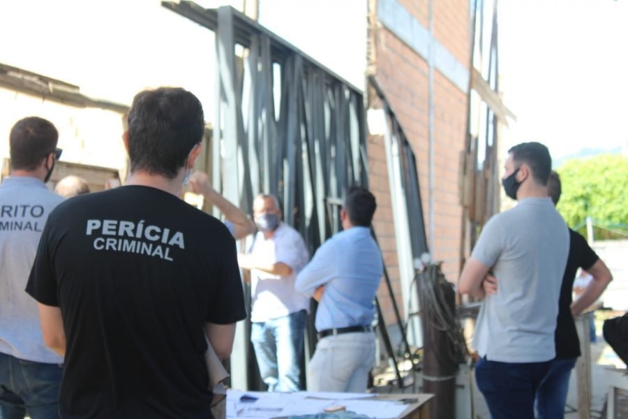 perícia-ginásio (2) #Pracegover Foto: na imagem há alguns homens, um prédio em construção e materiais de construção