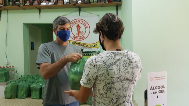 alimentacao_escolar #Pracegover Foto: na imagem há dois homens e algumas sacolas com alimentos