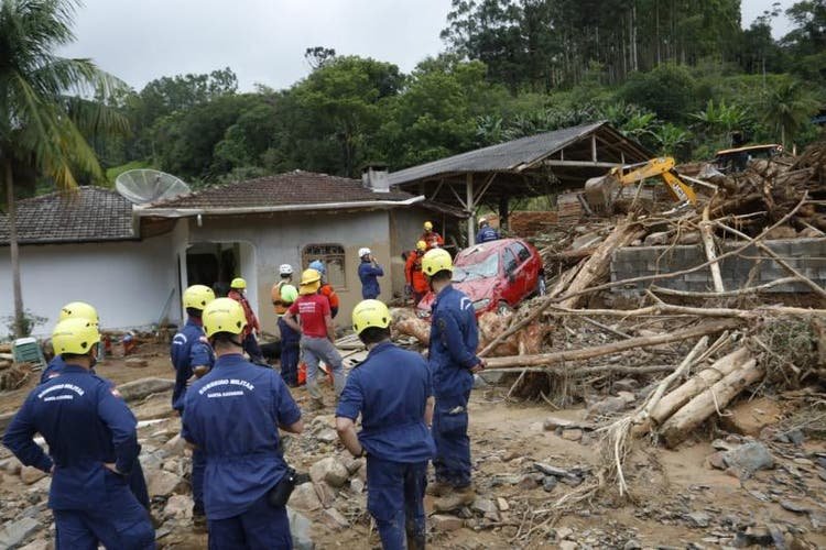 Bombeiros de Tubarão enviam viatura para Presidente Getúlio para dar apoio à reconstrução da cidade