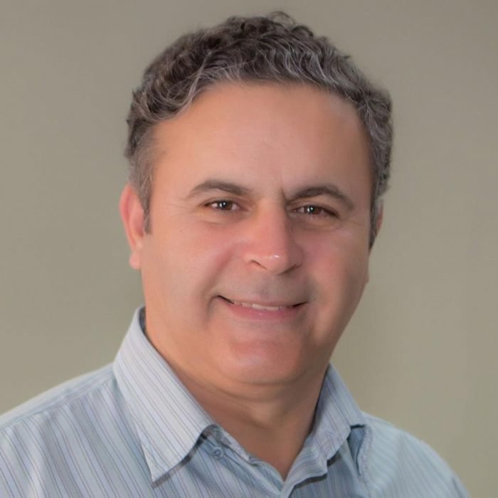 cleosmar #Pracegover Foto: na imagem há um homem sorrindo. Ele está com camisa azul