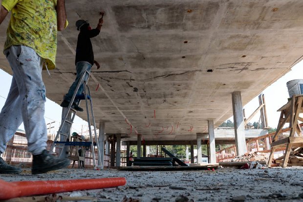 construcao_civil_obras #Pracegover Foto: na imagem há três homens em uma obra de construção civil