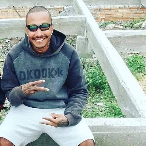 Diego #Pracegover Foto: na imagem há um jovem de óculos escuro, de moletom e bermuda