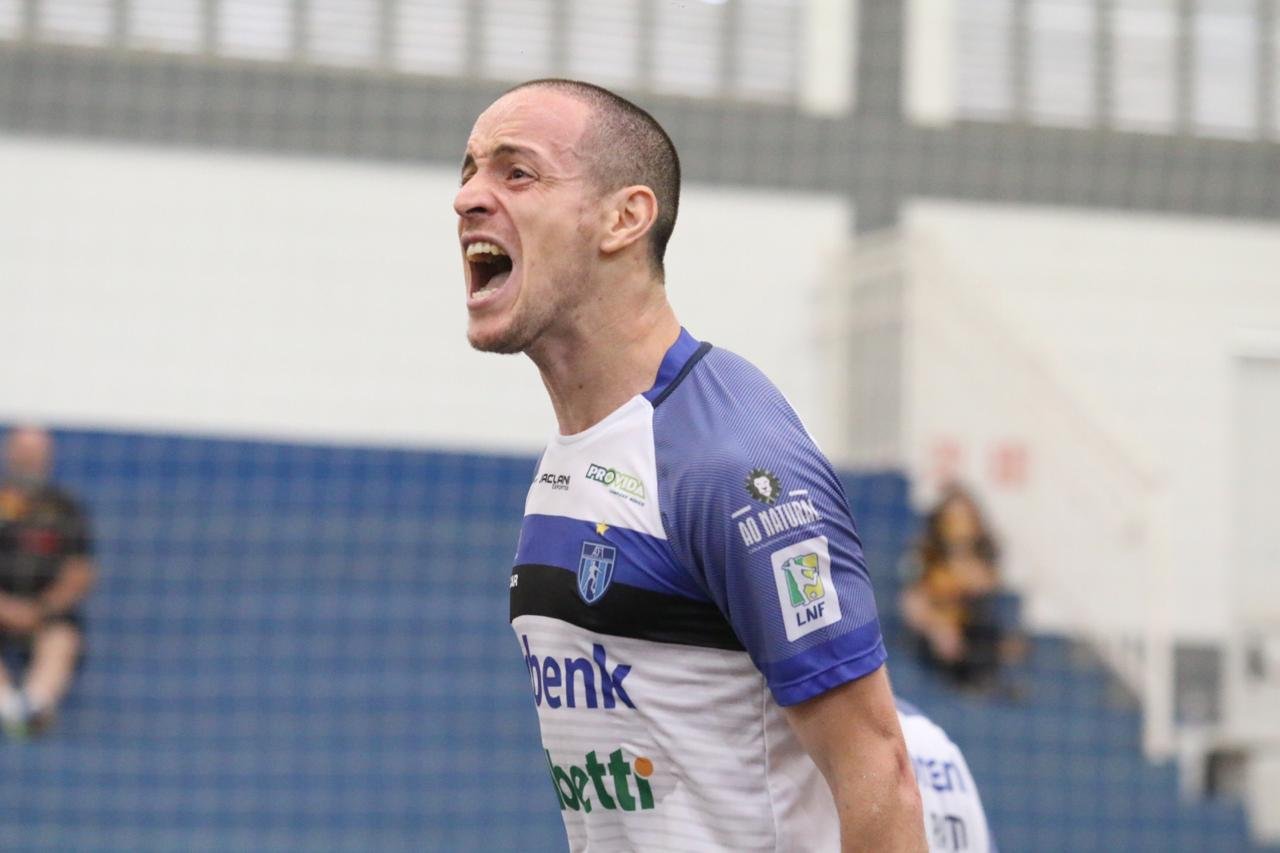 Ferrugem #Pracegover Foto: na imagem um jogador comemora o gol feito