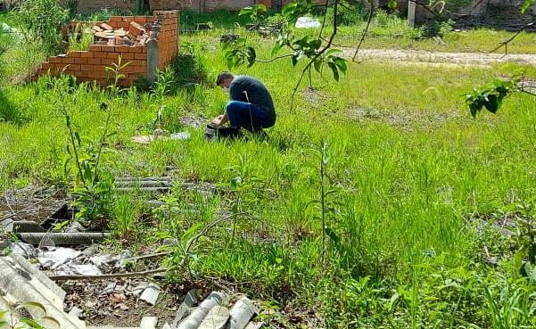 foco #Pracegover Foto: na imagem há uma área verde, uma construção inacabada e um homem