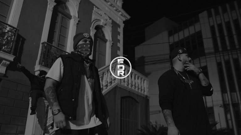 funcao-de-rua #Pracegover Foto: na imagem há duas pessoas com máscara e uma sem em uma foto escura. Além de um prédio histórico