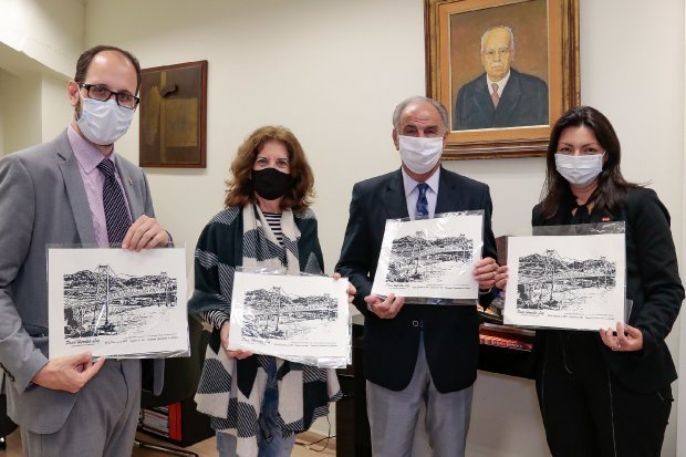 governo_do_estado_recebe_adido_cultural_ #Pracegover Foto: na imagem há quatro pessoas segurando imagens