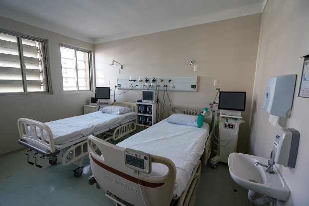 hospital_marieta_konder_bornhausen #Pracgover Foto: na imagem há dois leitos de UTI e uma pia