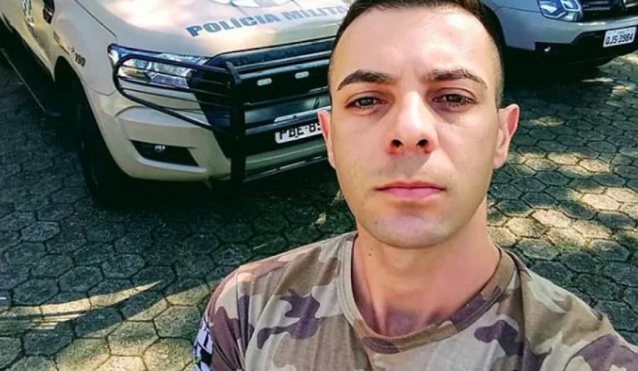 jeferson 3 #Pracegover Foto: na imagem há um homem, policial e uma viatura