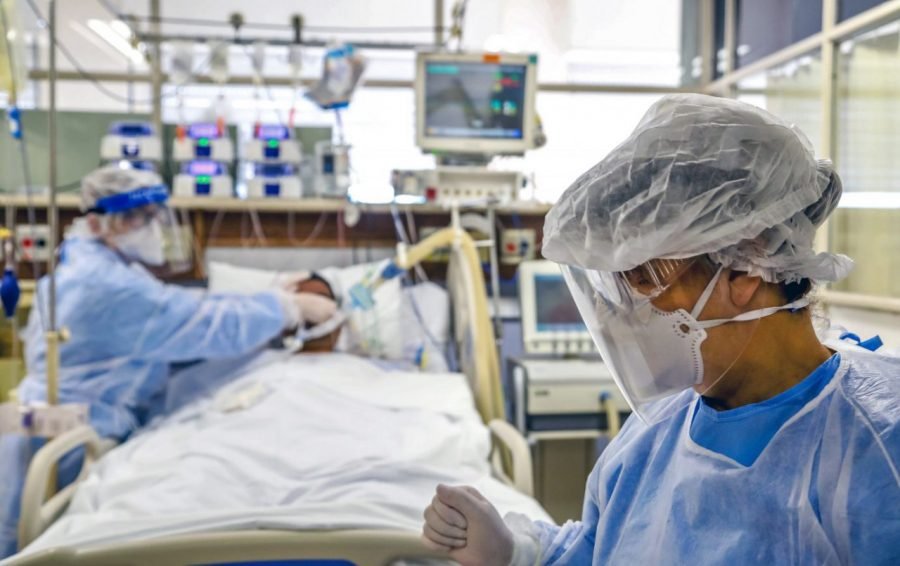 lotação #Pracegover Foto: na imagem há uma enfermeira, um médico e o paciente em um leito de UTI