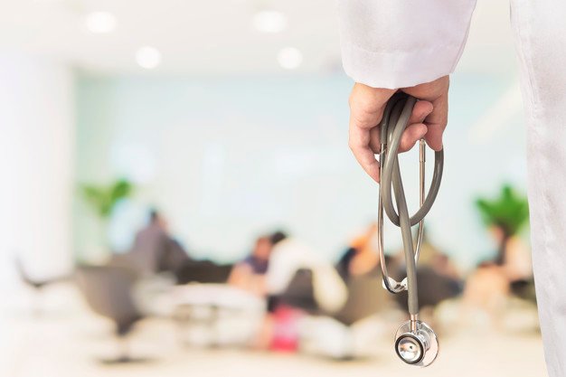 medico-examinar-paciente