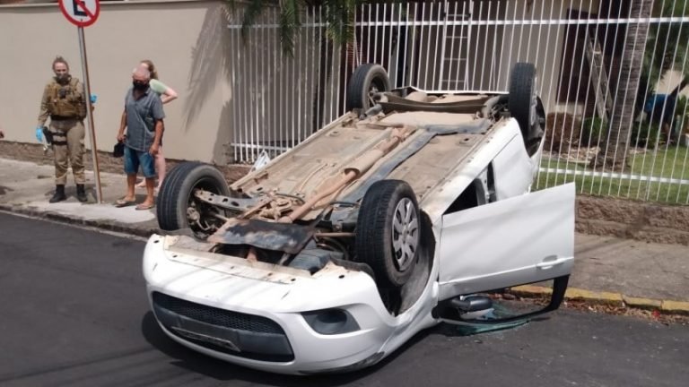 Motorista fica ferido após capotar o carro na Vila Moema, em Tubarão