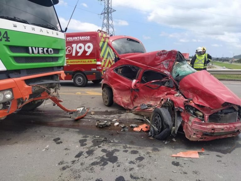 Motorista fica gravemente ferido em colisão com carreta na BR-101 em Sangão Motorista fica gravemente ferido em colisão com carreta na BR-101 em Sangão