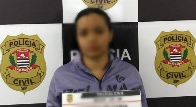 mulher #Pracegover Foto: na imagem há uma mulher em uma delegacia de polícia