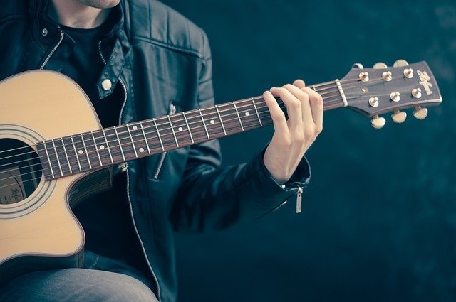 musico #Pracegover Foto: na imagem há uma pessoa com um violão
