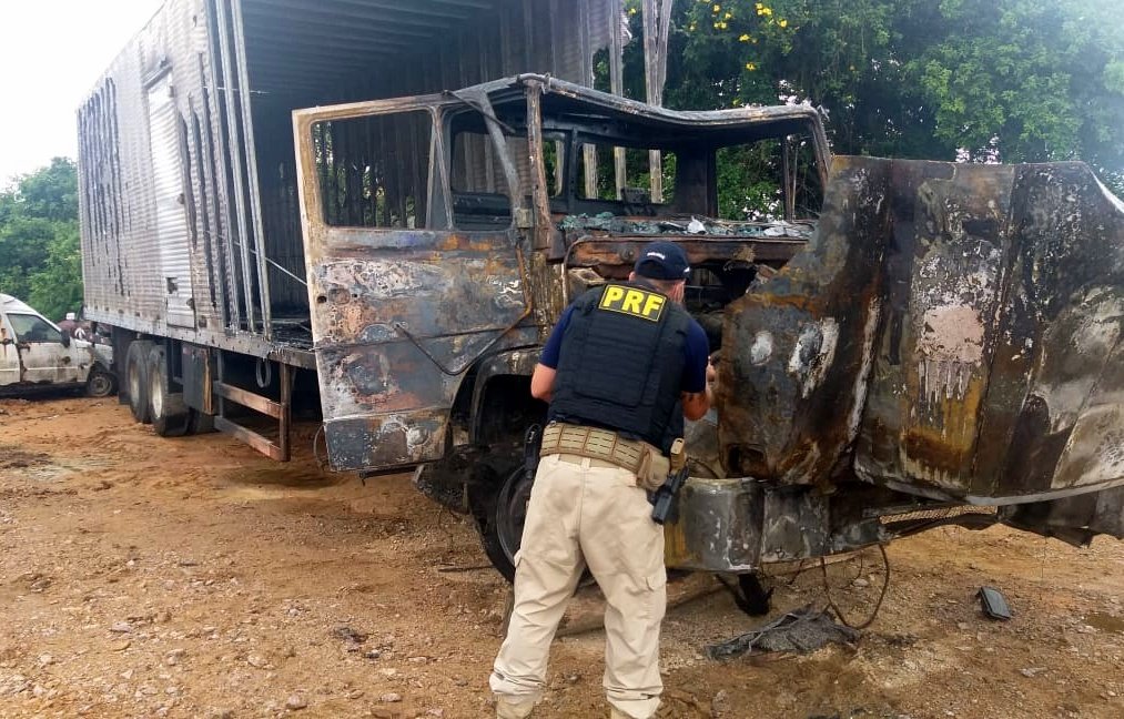 O veículo foi utilizado pelos bandidos que assaltaram um banco esta madrugada em Criciúma, para trancar o acesso e dificultar a chegada de reforços policiais.