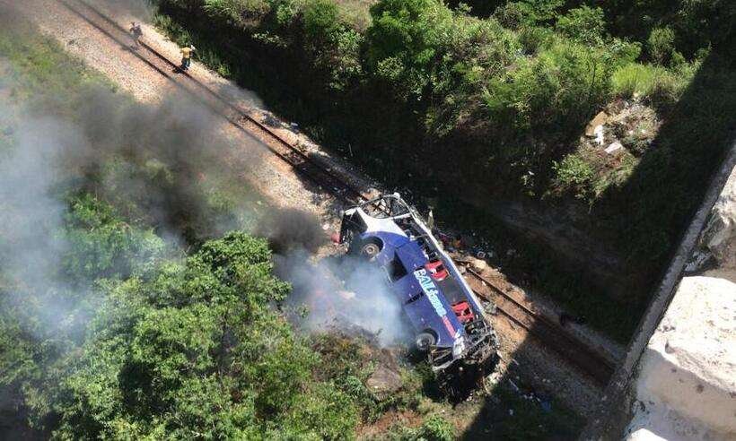 nibus cai de ponte e deixa ao menos 15 mortos e 20 feridos em Minas Gerais
