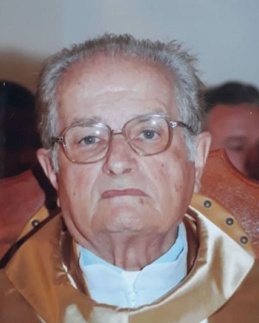 padre #Pracegover Foto: na imagem há um homem idoso de óculos