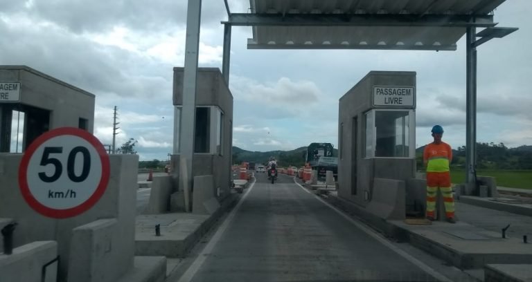 #Pracegover Foto: na imagem há uma construção , um homem e uma rodovia