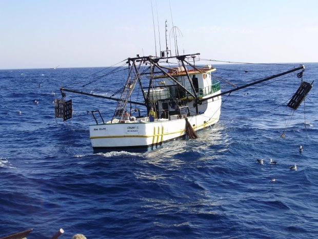 pesqueiro_barco #Pracegover Foto: na imagem há um barco pesqueiro e o mar