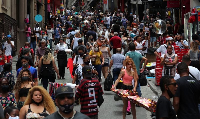 população #Pracegover Foto: na imagem há muitas pessoas na rua