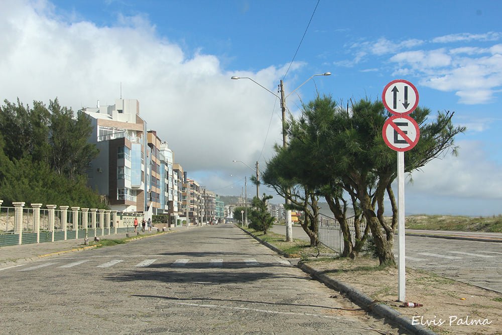 Prefeitura de Laguna fecha parte da orla da Praia do Mar Grosso para evitar aglomeração