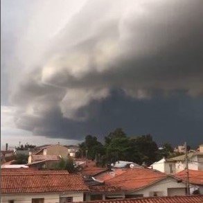 Alerta de tempestade severa entre Oeste e Litoral segue até a noite deste domingo