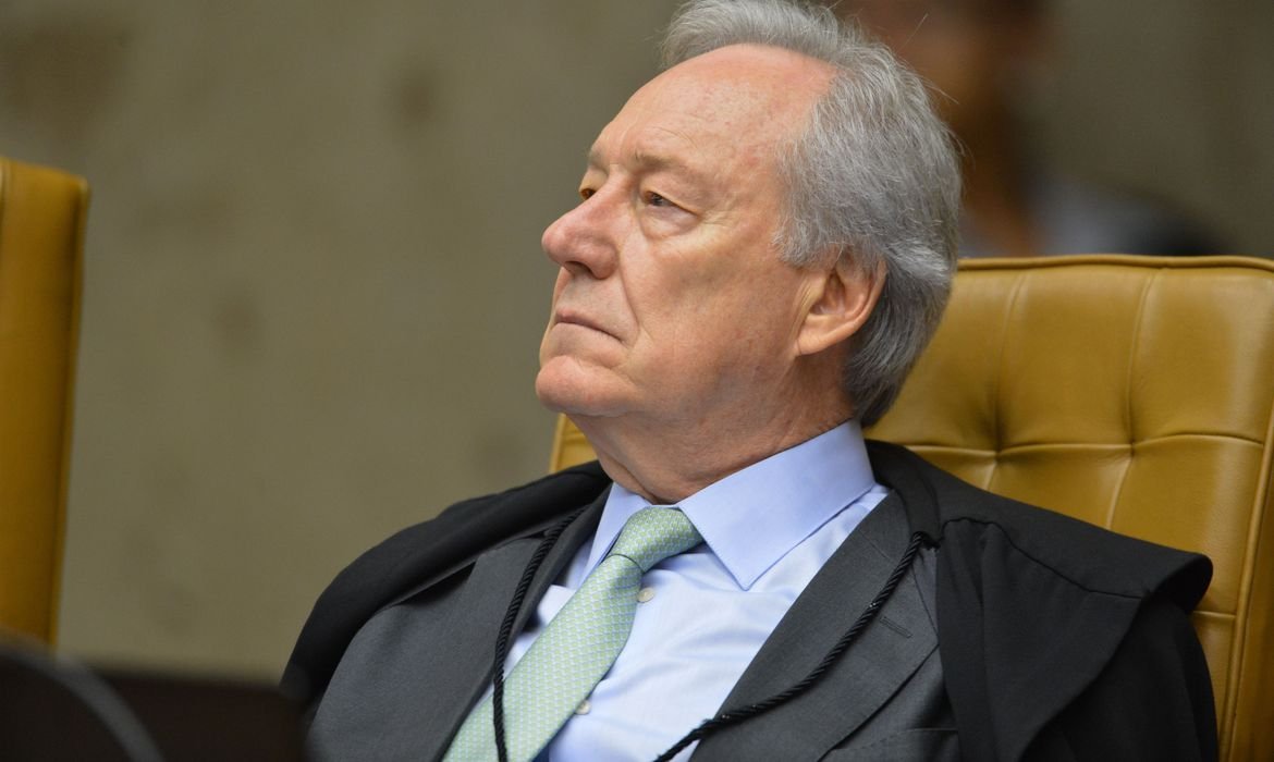 stf #Pracegover Foto: na imagem há um homem de cabelo grisalho e de terno
