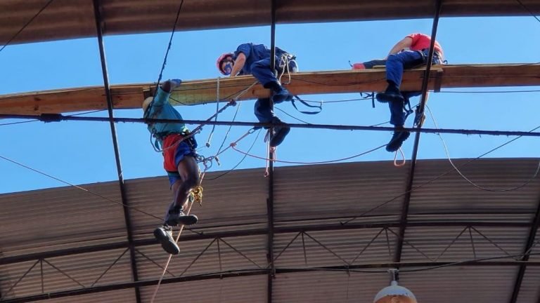 Trabalhador é resgatado após ficar suspenso em telhado de ginásio em Grão-Pará