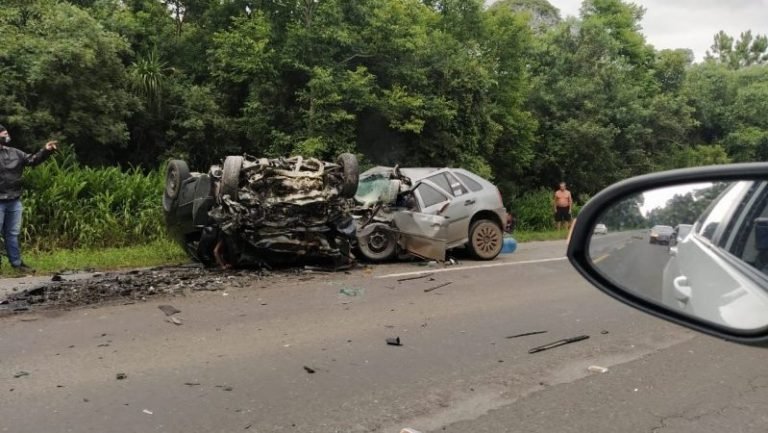 Três adultos e três crianças morrem em colisão entre carros no Planalto Norte de SC Três adultos e três crianças morrem em colisão entre carros no Planalto Norte de SC