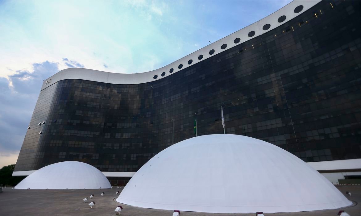 tse 1 #Pracegover Foto: na imagem há um prédio com janelas em vidro, onde está localizado o TSE