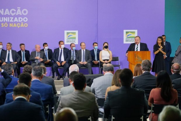 vacinacao_covid-19 #Pracegover Foto: na imagem há inúmeras pessoas algumas com máscaras e outras sem em um encontro em Brasília