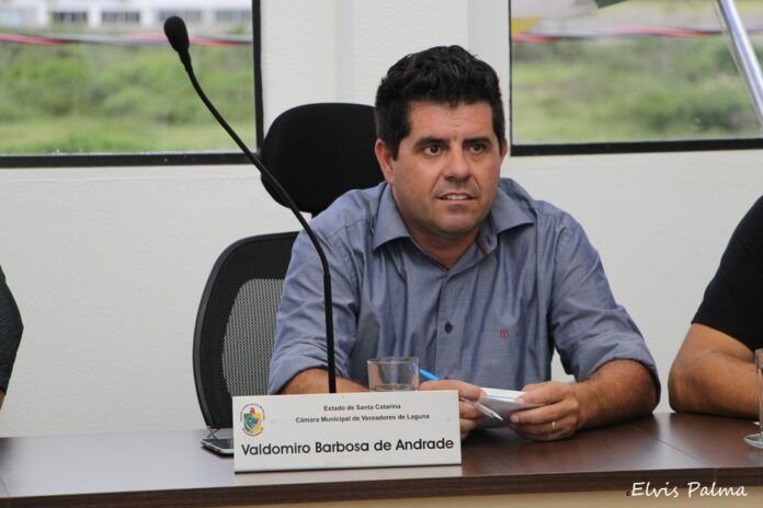 valdomiro-barbosa #Pracegover Foto: na imagem há um homem, uma cadeira, microfone e uma placa de identificação