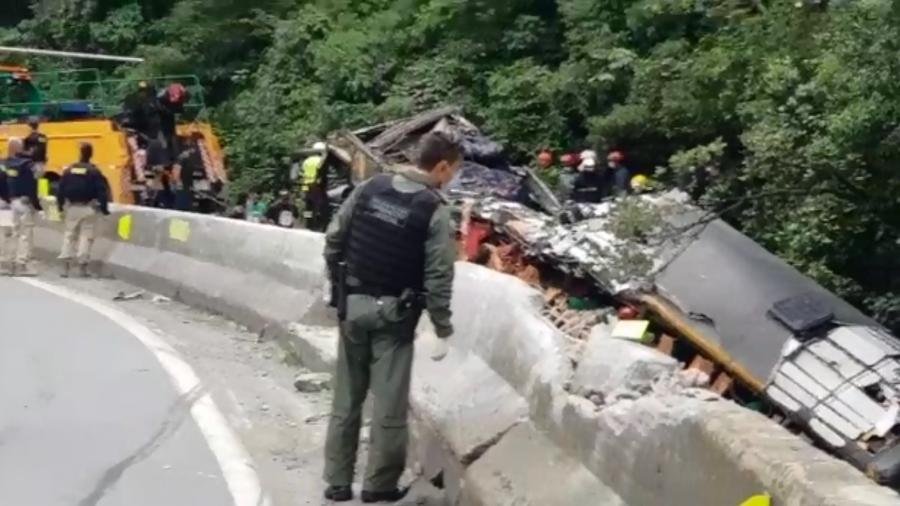 acidente #Pracegover Foto: na imagem há homens e um ônibus em destroços