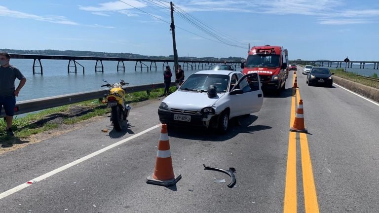 Acidente entre carro e moto, em Laguna, deixa motociclista idoso com ferimento na cabeça