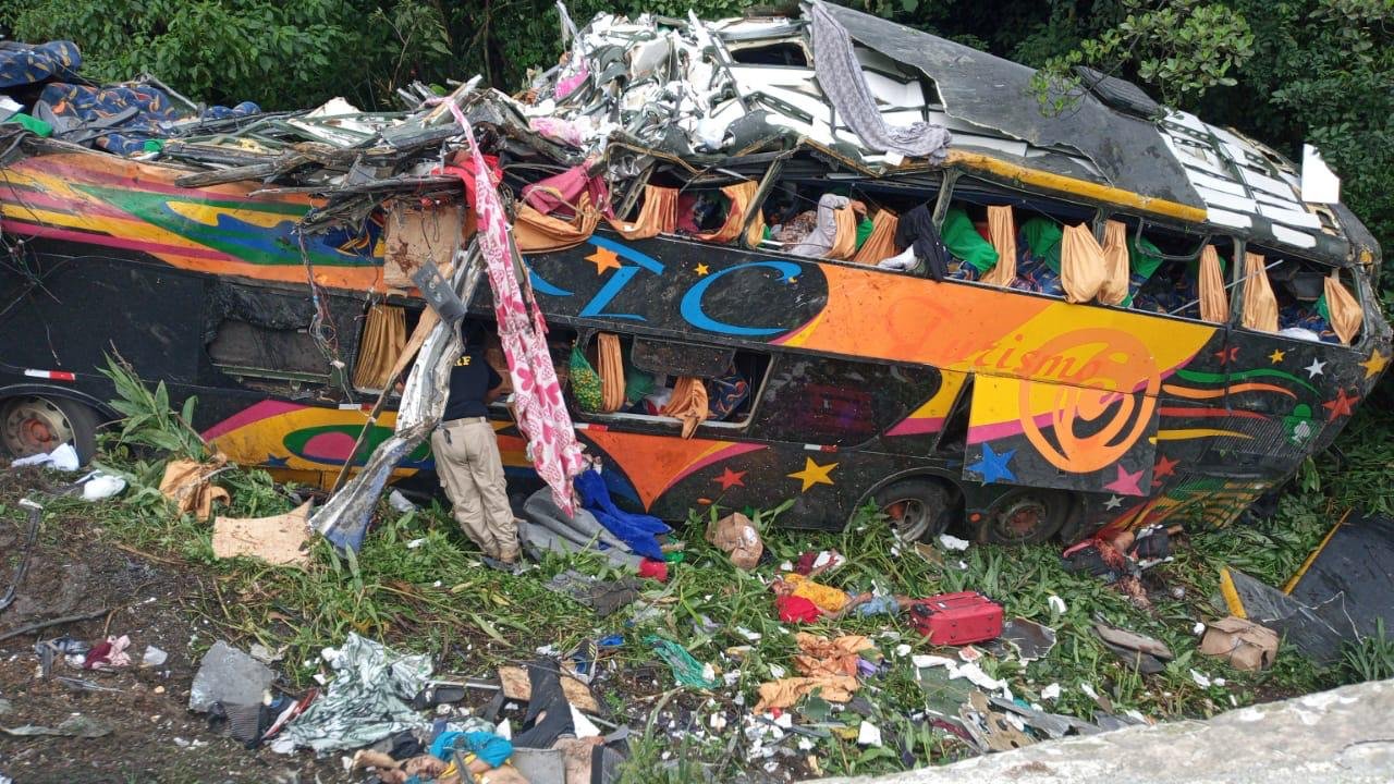 Acidente no litoral do Paraná registra 18 mortes e 32 feridos