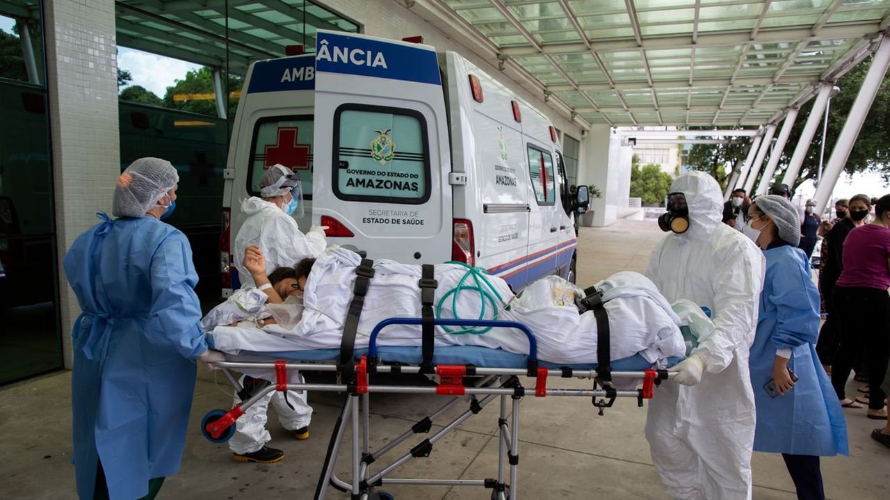 Amazonas vai transferir 235 pacientes de Covid-19 para outros estados, RS se colocou à disposição #Pracegover Na foto, um paciente sendo levado em uma maca por profissionais e ao fundo uma ambulância